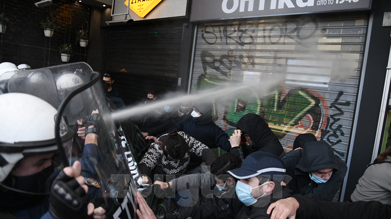 Επεισόδια στα Προπύλαια – Ρίψη χημικών στη συγκέντρωση για τον Κουφοντίνα