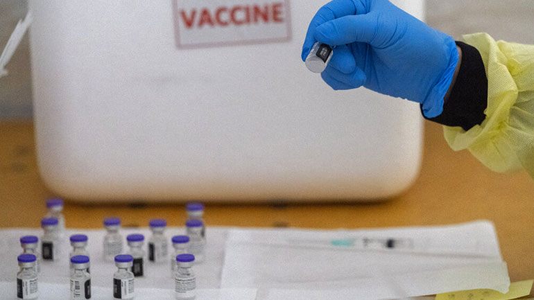 Μόσιαλος: Tο εμβόλιο της Pfizer προσφέρει προστασία στις νέες παραλλαγές του κορωνοϊού