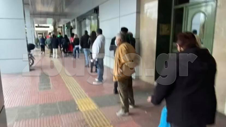 Βίντεο: Ουρά μήκους… 100 μέτρων έξω από super market στο κέντρο της Αθήνας