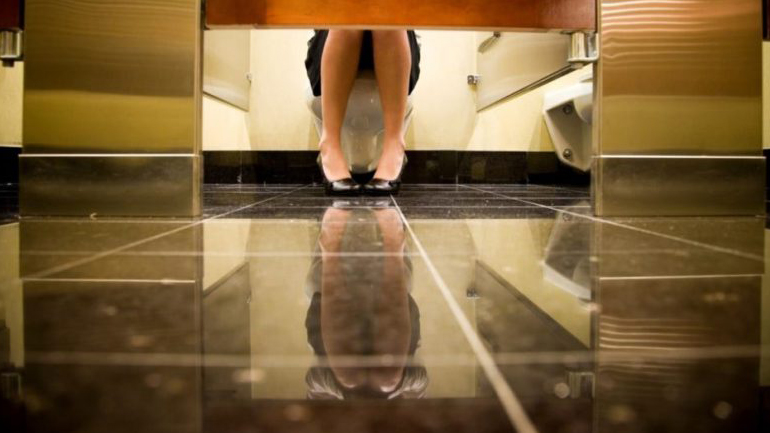 Γιατί οι πόρτες στις δημόσιες τουαλέτες δεν φτάνουν στο πάτωμα;