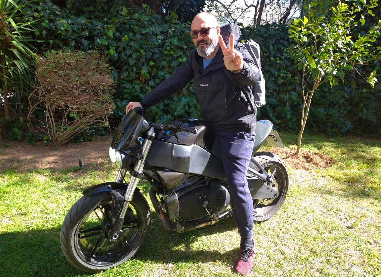 Το Buell για αδρεναλίνη, το BMW για βόλτες με το κορίτσι...