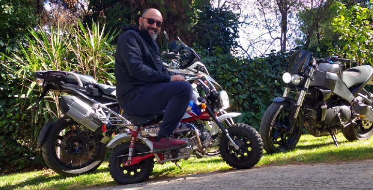 Πάνω στο γνήσιο Honda Z50 που το έφερε από Ιαπωνία!