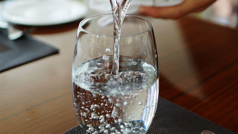 Αδυνατίστε με δύο ποτήρια νερό πριν από κάθε γεύμα