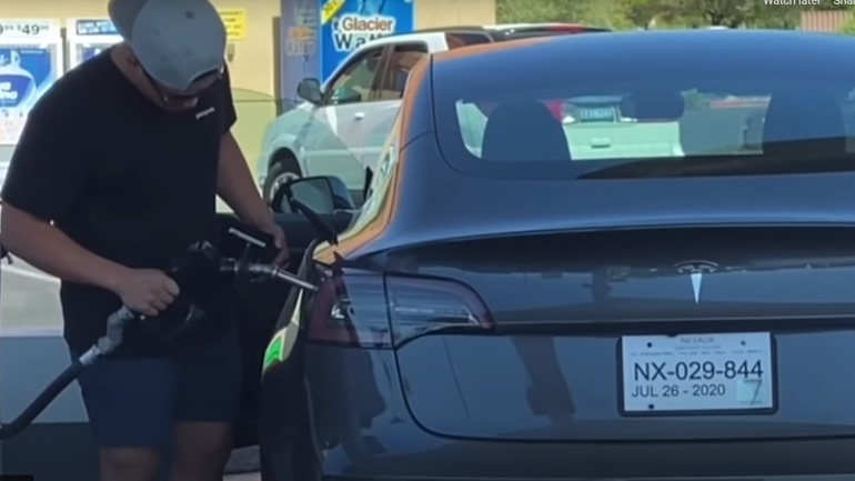 Ένας άντρας προσπαθεί να βάλει βενζίνη στο Tesla του