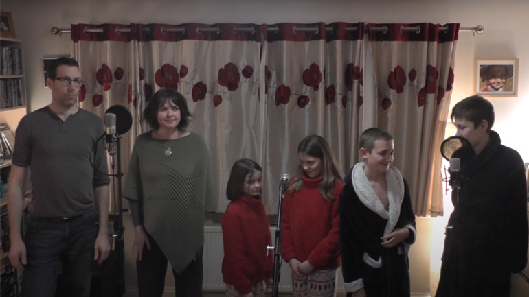 Μια οικογένεια τραγουδά για το τρίτο lockdown