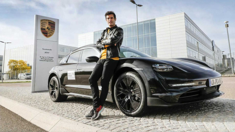 Ο Mark Webber οδηγεί την Porsche Taycan Cross Turismo