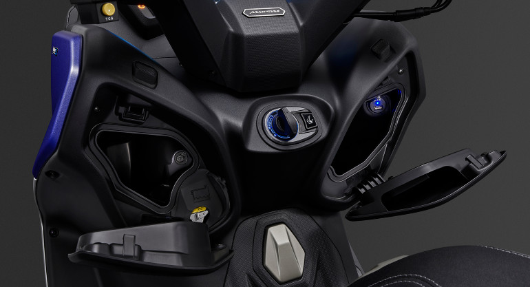 Τα ντουλαπάκια κάτω από το τιμόνι είναι πολύ χρηστικά...