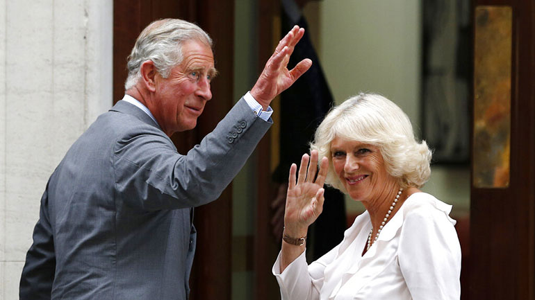 Ο Κάρολος και η Καμίλα έλαβαν τις πρώτες δόσεις εμβολίου κατά του Covid-19