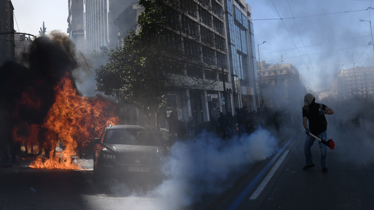 Συλλήψεις και ξύλο στα Προπύλαια