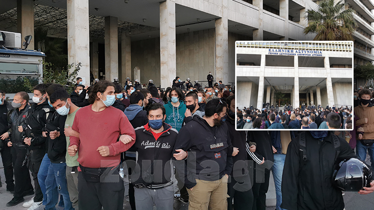 Διαμαρτυρία στη ΓΑΔΑ για τους προσαχθέντες της διαδήλωσης για το νομοσχέδιο της Παιδείας