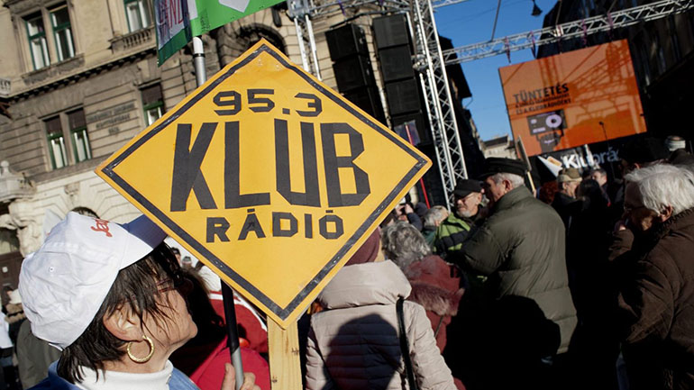 Η Ε.Ε. καταδίκασε τη διακοπή της λειτουργίας του πρώτου ανεξάρτητου ραδιοφωνικού σταθμού της Ουγγαρίας