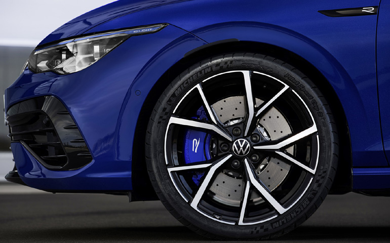 Μεγάλα φρένα με μπλε δαγκάνες και ζάντες 19 ιντσών.