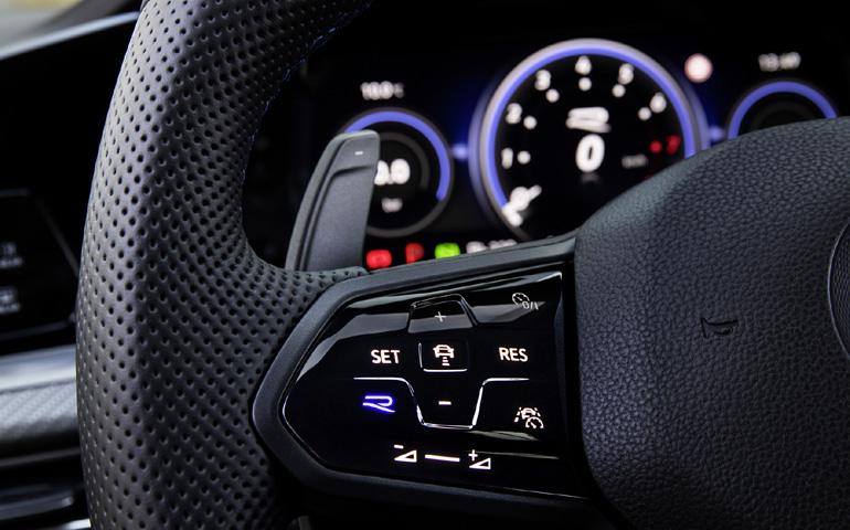 Το κουμπί "R" βρίσκεται πάνω στο τιμόνι.