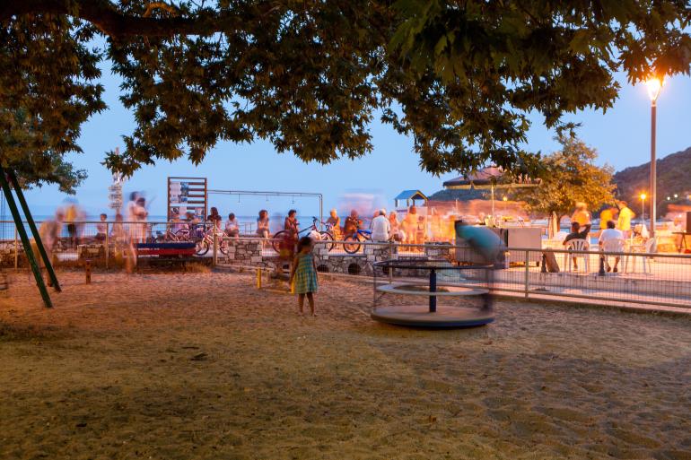 Μια νέα παιδική χαρά, δωρεά της εταιρείας προς την τοπική κοινωνία