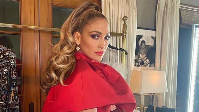 H Jennifer Lopez φωτογραφίζεται με pixie hair look για το περιοδικό Allure