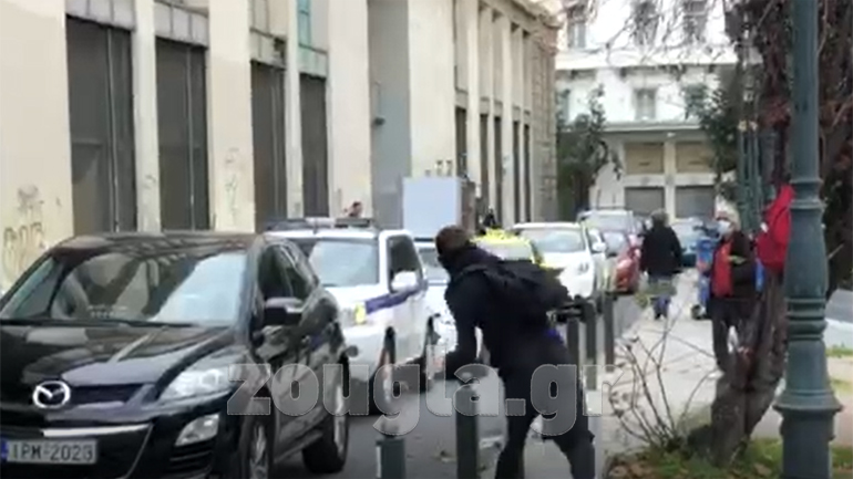 Νεαροί επιτέθηκαν σε όχημα της ΟΠΚΕ και εξανάγκασαν τους αστυνομικούς σε υποχώρηση