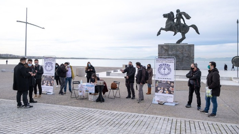 Επιχειρηματίες της εστίασης σε Θεσσαλονίκη και Σέρρες παρέδωσαν συμβολικά τα κλειδιά στις Ενώσεις τους