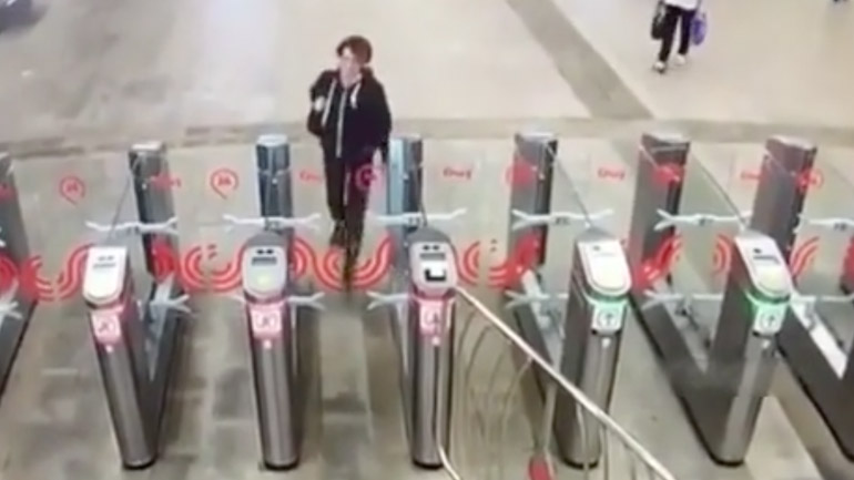 Θυμωμένος νεαρός βγαίνει από το μετρό