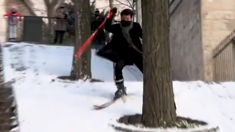 Ένας άντρας κατεβαίνει με πέδιλα του σκι στη Μονμάρτη