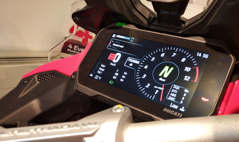 Η τεράστια TFT οθόνη προσφέρει στον αναβάτη τον απόλυτο έλεγχο των συστημάτων της μοτοσικλέτας