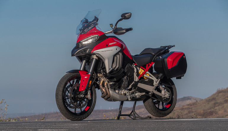 Το νέο V4 έχει πολλά πακέτα εξοπλισμού για κάθε γούστο...