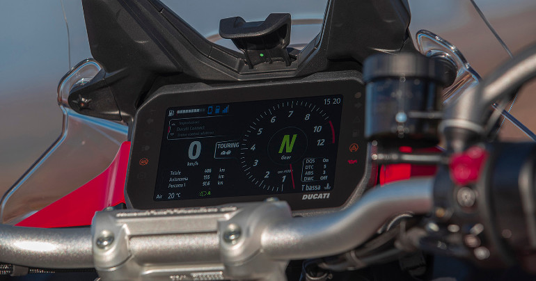 Καινούρια TFT οθόνη 6,5 ιντσών για πλήρη έλεγχο των συστημάτων της μοτοσικλέτας.