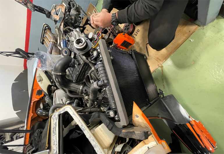 Εργασίες επισκευής στην χτυπημένη McLaren...