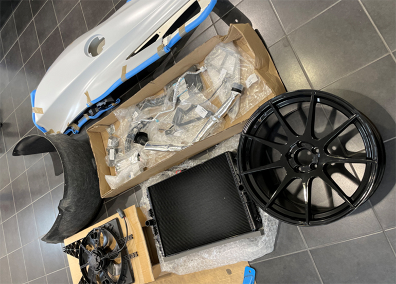 Μέρος των ανταλλακτικών που ήρθαν από το εξωτερικό για την επισκευή...