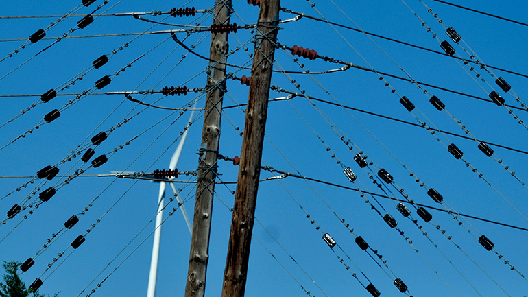 Έπεσε κολώνα της ΔΕΗ στην Παιανία – Διακόπηκε η κυκλοφορία στη λεωφόρο Λαυρίου