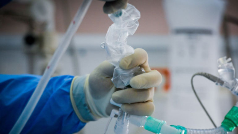 Αγωνία για τον υποδιοικητή του Θριασίου που διασωληνώθηκε – Τι λέει η σύζυγός του