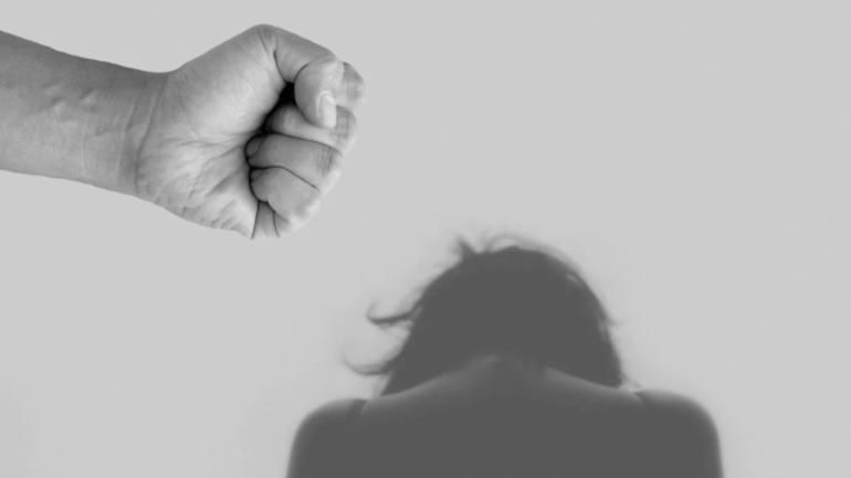 Η εκτόξευση της ενδοοικογενειακής βίας εν μέσω πανδημίας