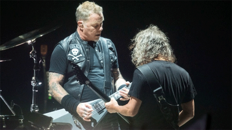 Οι Metallica τραγουδούν το «Enter Sandman» στην αποθήκη τους