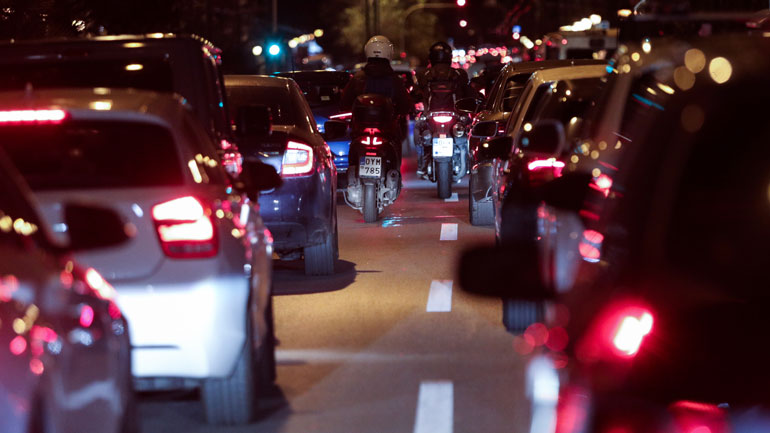 Αυξημένη κατά 100% η κίνηση στους δρόμους την πρώτη ημέρα του lockdown σε σχέση με τον Μάρτιο