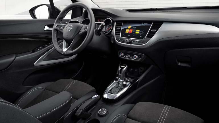 Αναβαθμισμένο το εσωτερικό, με καλύτερα υλικά και οθόνη αφής