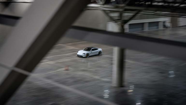 Είναι τρομακτικό να κινείσαι με τέτοια ταχύτητα και δίπλα να έχεις κολόνες.