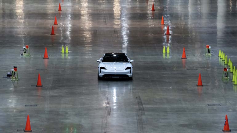 Ο διάδρομος του εσωτερικού χώρου του συνεδριακού κέντρου είναι απίστευτος.