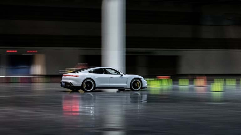 Πίσω από το τιμόνι βρισκόταν ο οδηγός αγώνων, Leh Keen.