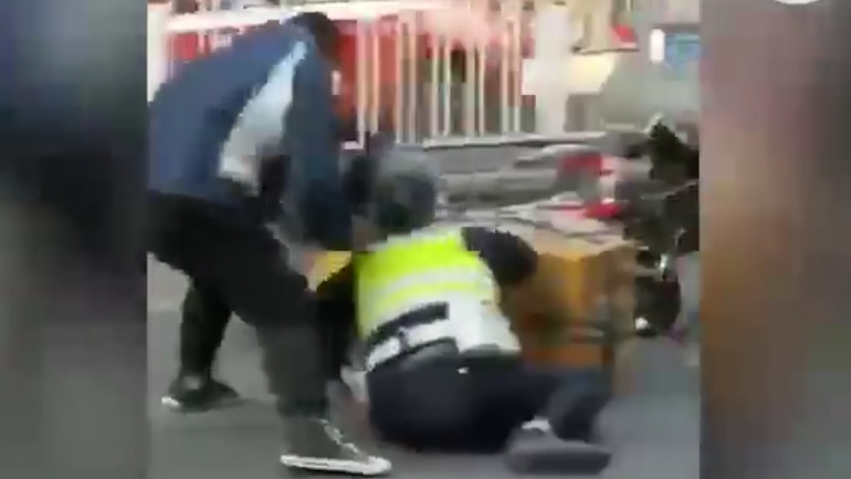 Απίστευτος ξυλοδαρμός αστυνομικού