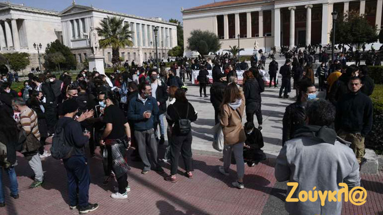 Συγκέντρωση καλλιτεχνών στα Προπύλαια: Ζητούν μέτρα στήριξης