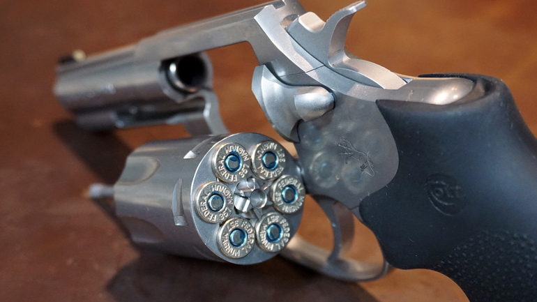 Η θρυλική αμερικανική βιομηχανία όπλων Colt εξαγοράζεται από την τσεχική CZG