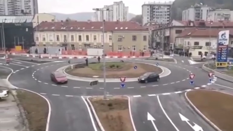 Ισπανία-έρευνα: Δύο στους τρεις οδηγούς δεν ξέρουν να οδηγούν σωστά σε κυκλικό κόμβο