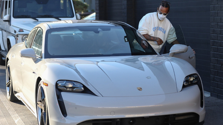 O Lewis Hamilton πήρε μια Porsche Taycan Turbo S