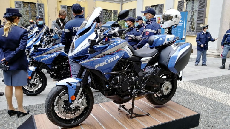 Ο αναβάτης MotoGP, Simone Corsi ήταν παρόν στην παράδοση των μοτοσικλετών