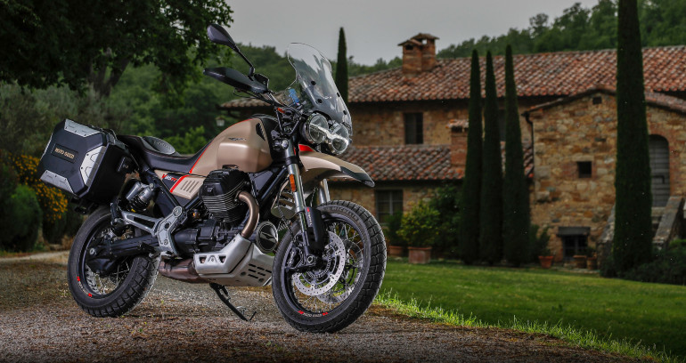 Εξαιρετικά τα έχει πάει το Moto Guzzi V85TT με την έντονη προσωπικότητα.