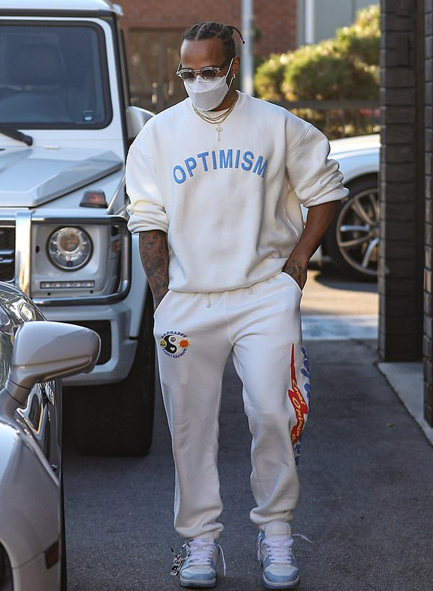 Χρυσή αλυσίδα στον λαιμό και η υποχρεωτική μάσκα στο πρόσωπο. 