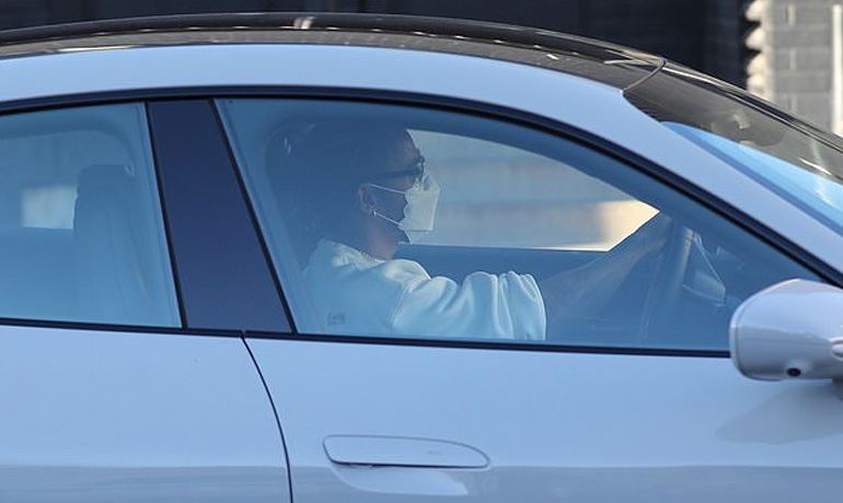 Αντί για να κυκλοφορεί με Mercedes πήρε την ηλεκτρική Porsche.