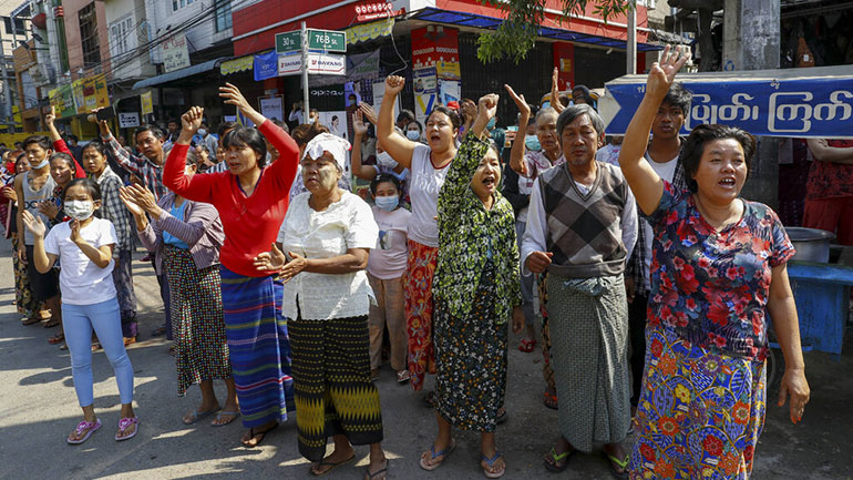 Μιανμάρ: Εκατοντάδες χιλιάδες διαδηλωτές στους δρόμους παρά τις απειλές της χούντας