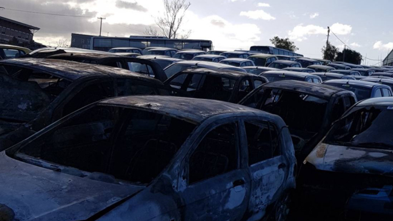 Στις φλόγες τυλίχθηκαν 12 ενοικιαζόμενα οχήματα στο Ηράκλειο