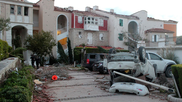 Μεγάλες ζημιές στο Τσεσμέ από ανεμοστρόβιλο που έπληξε την επαρχία της Σμύρνης – 16 τραυματίες