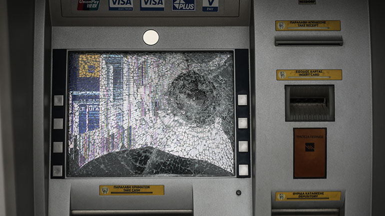 Επίθεση με μολότοφ σε τέσσερα ΑΤΜ στην Πεύκη